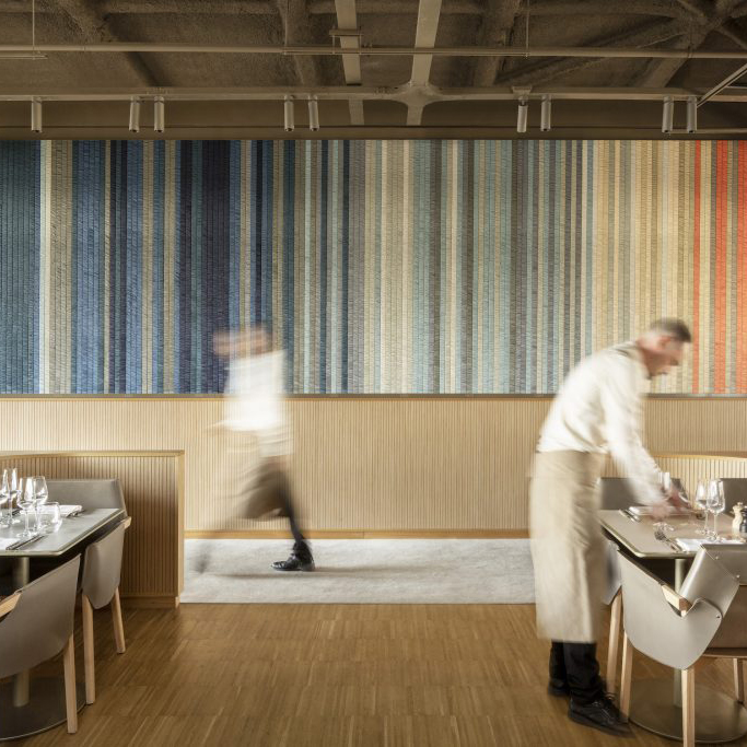 MADAME BRASSERIE restaurant design avec les serveurs dressant les tables