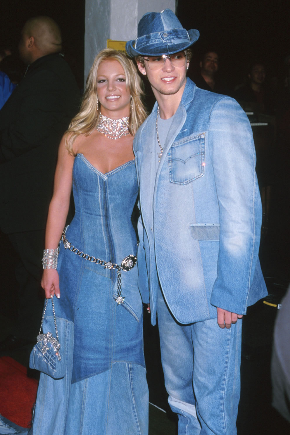 deux stars américaines de la musique habillées de manière coordonnées en jean robe bustier pour elle et costume veste pantalon pour lui