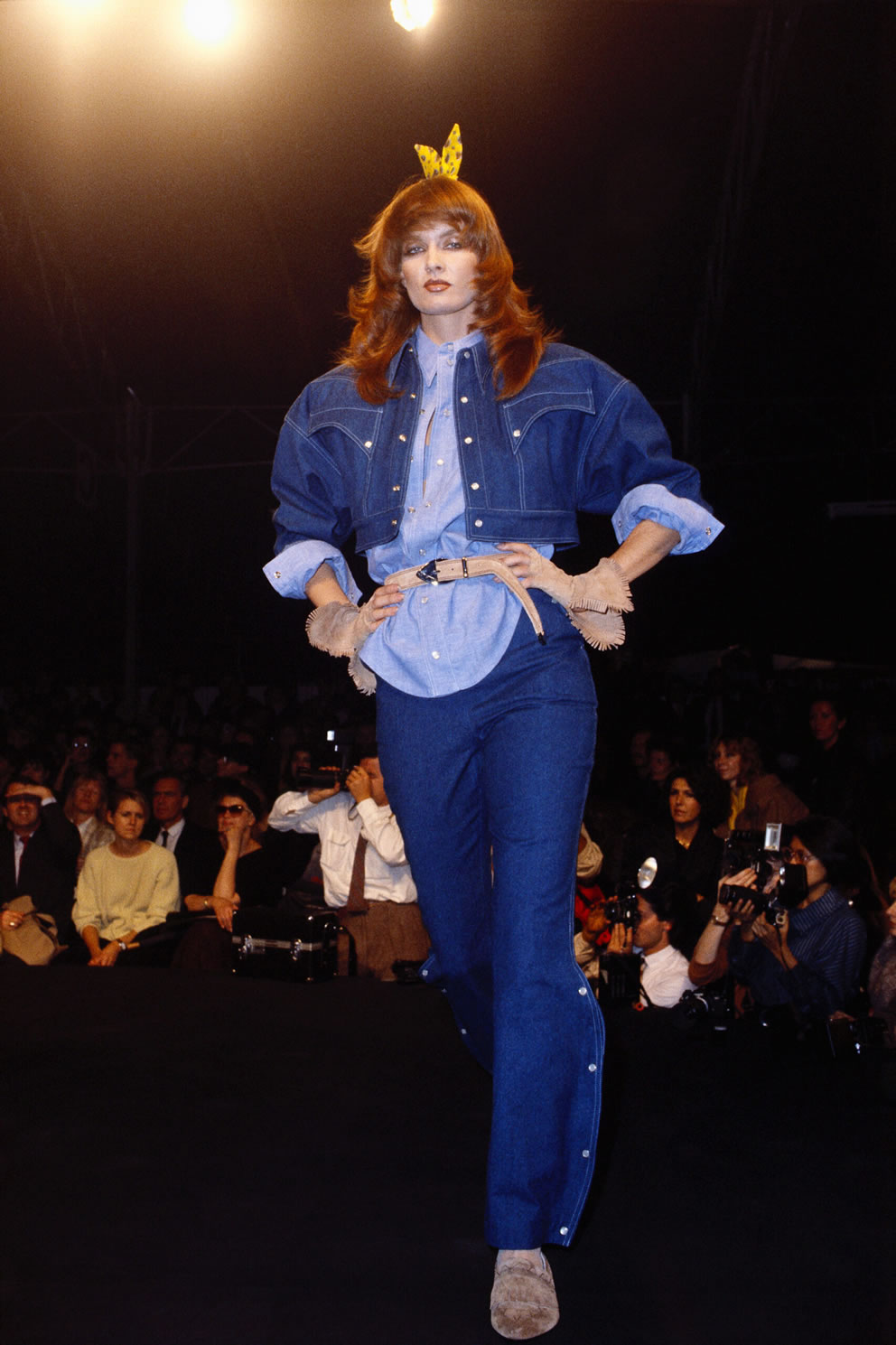 mannequin dans les années 85 vêtue de bleu, avec une veste et un pantalon en denim bleu